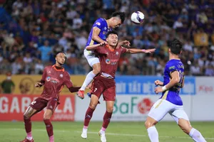 Trận chung kết Cúp quốc gia sân 11 người giữa Hà Nội FC và Topenland Bình Định (17g, ngày 27-11) diễn ra song song trận Nhật Bản - Costa Rica ở vòng bảng World Cup 2022. ẢNH: MINH HOÀNG