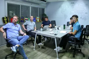 HLV Mano Polking cùng các trợ lý họp kỹ thuật hôm 29-11. ẢNH: FBNV