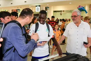 Tài năng trẻ 19 tuổi Garang Kuol ký tặng người hâm mộ tại sân bay Sydney