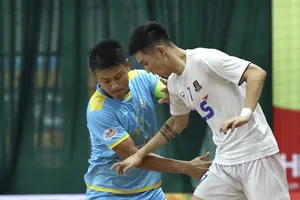 Đội trưởng Mai Thành Đạt (áo xanh) và các cầu thủ Khánh Hòa bức xúc về công tác trọng tài. ẢNH: ANH TRẦN