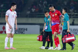 Tiền đạo Billy Ketkeophomphone dính chấn thương nặng ở trận đấu với Việt Nam. ẢNH: LFF