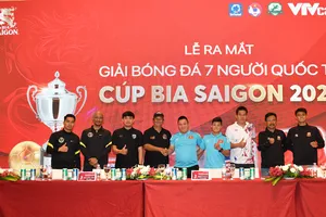 Đại diện 4 đội Việt Nam, Thái Lan, Malaysia và Indonesia chụp hình lưu niêm. ẢNH: MINH HIẾU