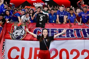 Trưởng đoàn đội tuyển Thái Lan Nualphan Lamsam ăn mừng bên CĐV đội nhà sau khi giành vé vào chơi trận chung kết AFF Cup 2022. ẢNH: FAT