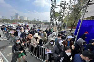 Người hâm mộ xếp hàng ở sân Mỹ Đình để lấy vé đã mua online xem trận Việt Nam - Thái Lan. ẢNH: HỮU THÀNH