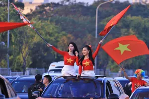 CĐV Việt Nam khoe sắc trước trận chung kết lượt đi AFF Cup 2022