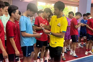 HLV Phạm Minh Giang lì xì đầu năm đến các học trò mới ở Cao Bằng. ẢNH: CLB 