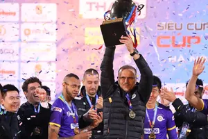 HLV Bandovic Bozidar nâng cao chức vô địch Siêu Cúp 2022, danh hiệu đầu tiên cùng CLB mới Hà Nội 