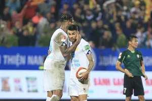 HLV Vũ Hồng Việt sử dụng 3 ngoại binh người Brazil cho Nam Định. ẢNH: MINH HOÀNG 