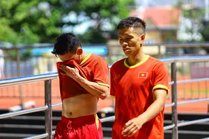 Tuyển thủ Phạm Đức Hòa "đội nắng" ở sân quận 8 (TPHCM) để rèn bài thể lực của HLV Giustozzi Diego Raul. ẢNH: ANH TRẦN 