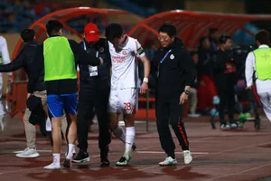 Hoàng Đức được các thành viên Viettel FC hỗ trợ di chuyển sau trận đấu với Công an Hà Nội