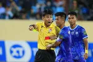 Trọng tài Trương Hồng Vũ ban đầu rút thẻ đỏ, nhưng sau đổi lại thẻ vàng với thủ môn Võ Ngọc Cường của Khánh Hòa. ẢNH: ANH TRẦN. 