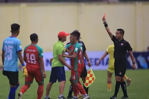 HLV Lê Thanh Xuân của Bình Phước nhận thẻ đỏ. ẢNH: MINH TUẤN. 