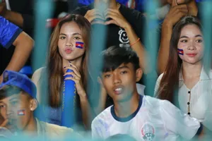 "Bóng hồng" Campuchia đến cổ vũ cho thầy trò HLV Honda.