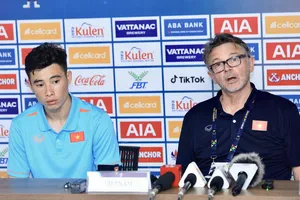 HLV Philippe Troussier cùng thủ môn Quan Văn Chuẩn tham dự buổi họp báo sau trận đấu. ẢNH: DŨNG PHƯƠNG 