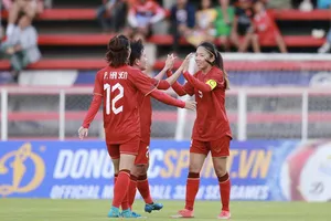 Huỳnh Như chúc mừng 2 đồng đội Phạm Hải Yến và Nguyễn Bích Thùy đã ghi bàn thắng vào lưới Malaysia. ẢNH: DŨNG PHƯƠNG 