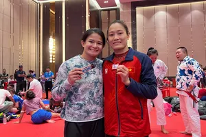 Nữ võ sĩ Phùng Thị Huệ cùng đồng nghiệp Margarita (người Philippines). ẢNH: TÂM HÀ 