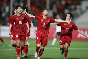 Thùy Trang cùng đồng đội dễ dàng đánh bại Campuchia. ẢNH: DŨNG PHƯƠNG 