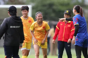 Nụ cười của Huỳnh Như cùng đồng đội trước trận chung kết môn bóng đá nữ SEA Games 32. ẢNH: DŨNG PHƯƠNG 