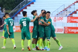 Niềm vui của các cầu thủ Phù Đổng. ẢNH: MINH HOÀNG 