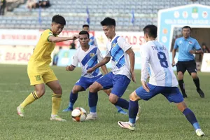 Các cầu thủ Huế (áo trắng) thua đậm trên sân Tam Kỳ. ẢNH: TÂM HÀ