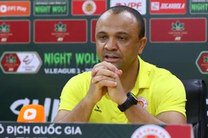 HLV Flavio úp mở tương lai của Quang Hải với Công an Hà Nội. ẢNH: MINH HOÀNG 