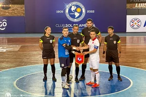 Hai đội tuyển futsal Paraguay và Việt Nam thi đấu trận giao hữu đầu tiên vào sáng 5-6. 