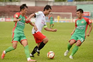 Bình Phước (áo xanh) sẽ chiếm ưu thế lớn trong cuộc đua trụ hạng nếu đánh bại CLB cuối bảng Bình Phước. ẢNH: ANH TRẦN 