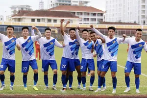 Niềm vui của các cầu thủ Huế khi đánh bại đội đầu bảng PVF CAND. ẢNH: TÂM HÀ 