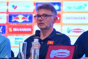 HLV Troussier dành sự tôn trọng tuyệt đối đến đội tuyển Hồng Kông (TQ). ẢNH: NGUYỄN GIANG 