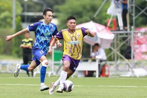 Cựu tuyển thủ futsal Việt Nam Vũ Xuân Du (áo vàng) tham dự SPL-S5. ẢNH: DŨNG PHƯƠNG 