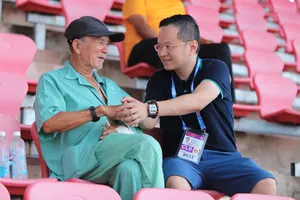 Ông Phan Hồ Hải, Chủ tịch HĐQT kiêm Tổng Giám đốc Công ty CP Đầu tư QNK Quảng Nam, thăm và động viên ông Phan Văn Hai trên sân Tam Kỳ chiều 1-7. ẢNH: NHẬT ANH 