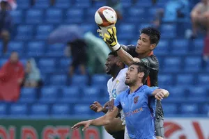 Liên tiếp sai lầm ở đầu trận khiến B.BD nhận thất bại trên sân nhà. ẢNH: DŨNG PHƯƠNG 