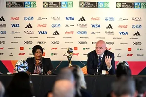 Chủ tịch FIFA Gianni Infantino (phải) và Tổng thư ký FIFA Fatma Samoura giữ liên lạc thường xuyên với các đội tuyển nữ bị ảnh hưởng từ sự cố xả súng. 