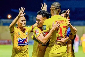 Niềm vui của Bruno cùng các đồng đội ở Thanh Hóa. ẢNH: ANH TRẦN 