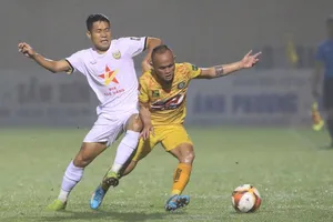 Thanh Hóa (áo vàng) bị đội chủ nhà Hà Tĩnh cầm hòa vào tối 2-8. ẢNH: MINH HOÀNG 