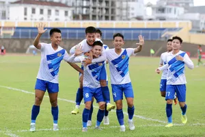 Niềm vui của các cầu thủ Huế khi đánh bại Bình Phước. ẢNH: TÂM HÀ