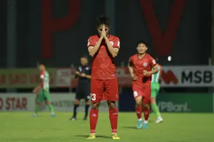 Tiền đạo Lê Minh Bình bày tỏ sự tiếc thương đến các thành viên HA.GL không may qua đời vào chiều 12-8. ẢNH: THU NGA 