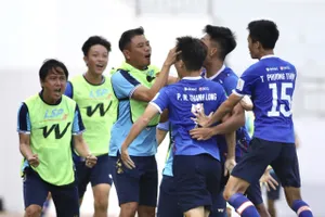 Niềm vui của HLV Nguyễn Minh Phương cùng các cầu thủ BR-VT sau khi trụ hạng thành công. ẢNH: DŨNG PHƯƠNG 