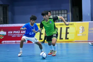 Thái Sơn Nam Academy (áo xanh) lần đầu tham dự một sân chơi futsal phong trào ở TPHCM. ẢNH: TÂM HÀ 