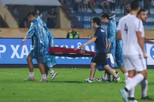 Tân binh Phạm Trung Hiếu rời sân sau 11 phút thi đấu vì chấn thương. ẢNH: TÂM HÀ 