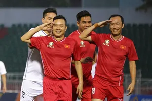 Bộ đôi cựu cầu thủ Thể Công Nguyễn Hồng Sơn và Đặng Phương Nam tái hiện kiểu chào của nhà lính để ăn mừng bàn thắng. ẢNH: NGUYỄN HOÀNG 