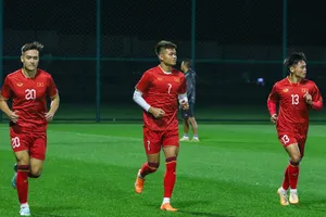 Bùi Hoàng Việt Anh, Nguyễn Văn Tùng và Hồ Văn Cường chạy quanh sân để khởi động trước buổi tập. 