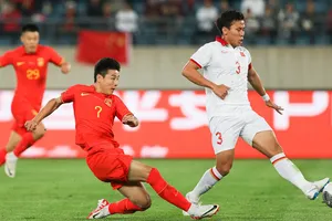 Đội tuyển Việt Nam gây ra nhiều khó khăn cho Trung Quốc ở hiệp 1. 