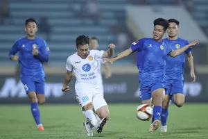 Nam Định (áo trắng) chật vật đánh bại tân binh Quảng Nam. ẢNH: MINH HOÀNG 