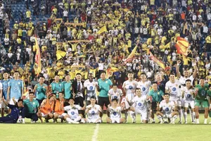 Các thành viên Nam Định chụp hình với khán giả sau trận đấu. 