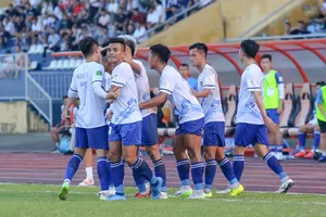 Niềm vui của các cầu thủ Huế với chiến thắng đầu tiên ở Giải hạng Nhất quốc gia 2023-24. ẢNH: TÂM HÀ 