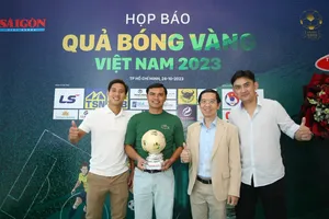 QBV Việt Nam 2005 Phan Văn Tài Em (áo xanh) cùng Nhà báo Nguyễn Nhật, Trưởng BTC Giải thưởng QBV Việt Nam (thứ 2 từ phải sang), và 2 cựu tuyển thủ Nguyễn Thành Long Giang (trái), Nguyễn Tuấn Phong (phải).
