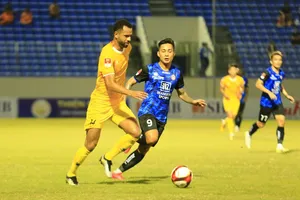 Quảng Nam và CLB TPHCM chia điểm ở trận đấu hấp dẫn. ẢNH: TÂM HÀ 