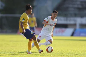 Phan Văn Long (áo trắng) cùng các cầu thủ Đà Nẵng quyết tâm đánh bại Bình Phước ở trận đấu sớm