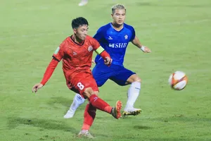 PVF (áo đỏ) đối diện áp lực phải đánh bại Đà Nẵng (áo xanh)